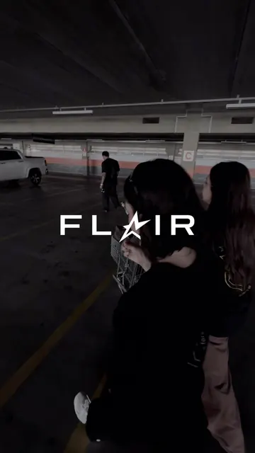 Capa do vídeo: logo da FLAIR sobre uma cena escura de estacionamento, com duas pessoas de costas